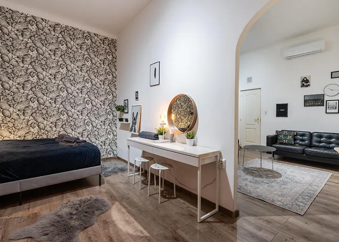 Downtown 13 Boutique Apartment